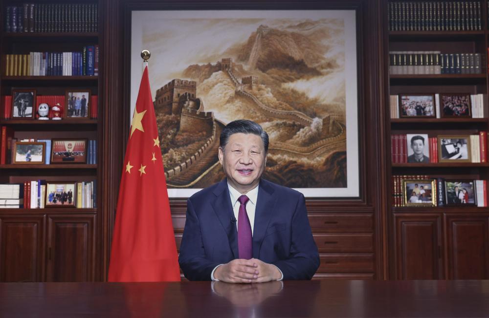 新年前夕，國(guó)家主席習(xí)近平通過中央廣播電視總臺(tái)和互聯(lián)網(wǎng)，發(fā)表二〇二二年新年賀詞。 新華社記者 鞠鵬 攝