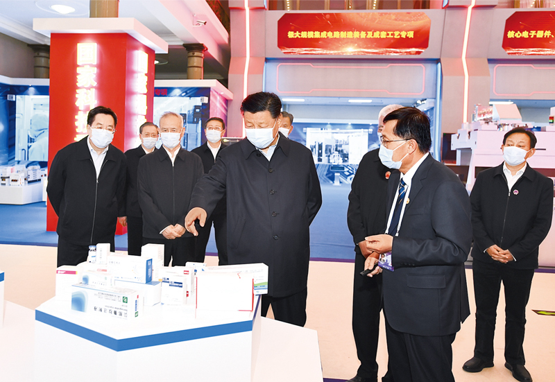 2021年10月26日，中共中央總書記、國家主席、中央軍委主席習近平在北京展覽館參觀國家“十三五”科技創(chuàng)新成就展。 新華社記者 謝環(huán)馳/攝
